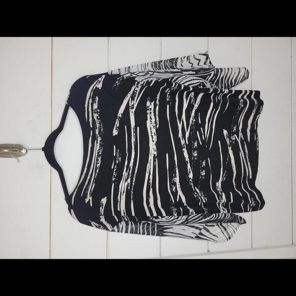 Travelers by Chico's size 1 (size 8) black & white printed stretchy top - Picture 2 of 5